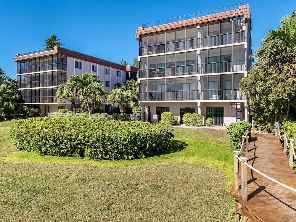 Shorewood Condos by Dream Vacation Rentals