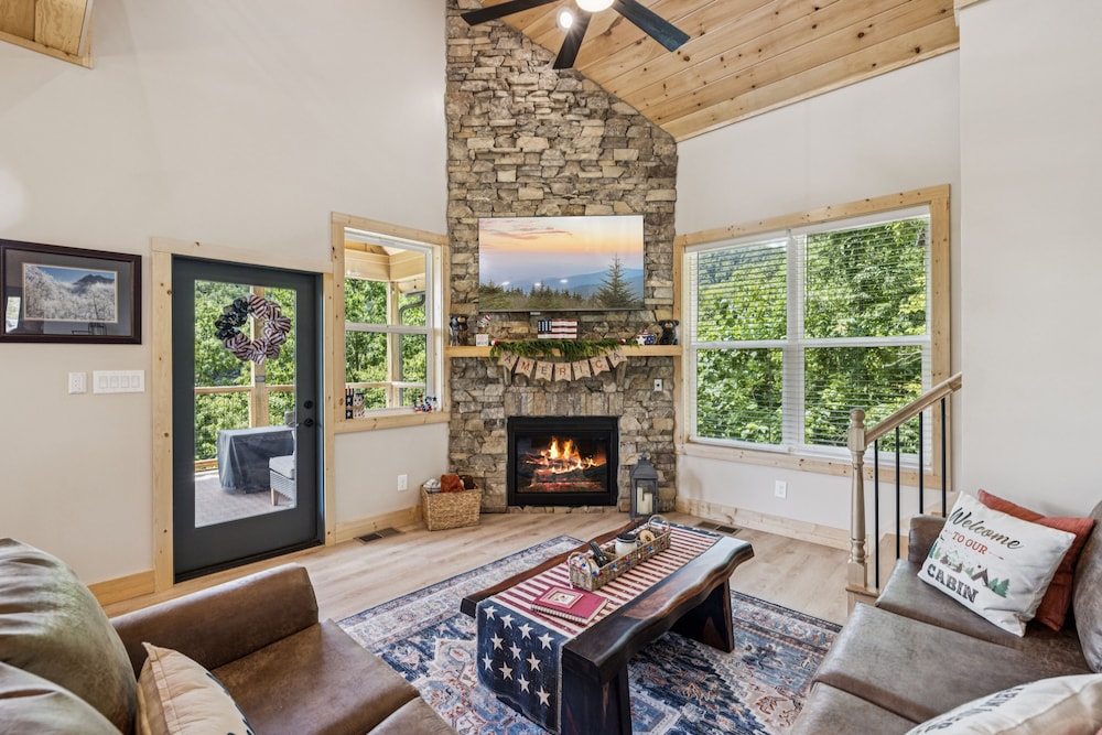 Bear Cheeks 4 Bedroom Cabin