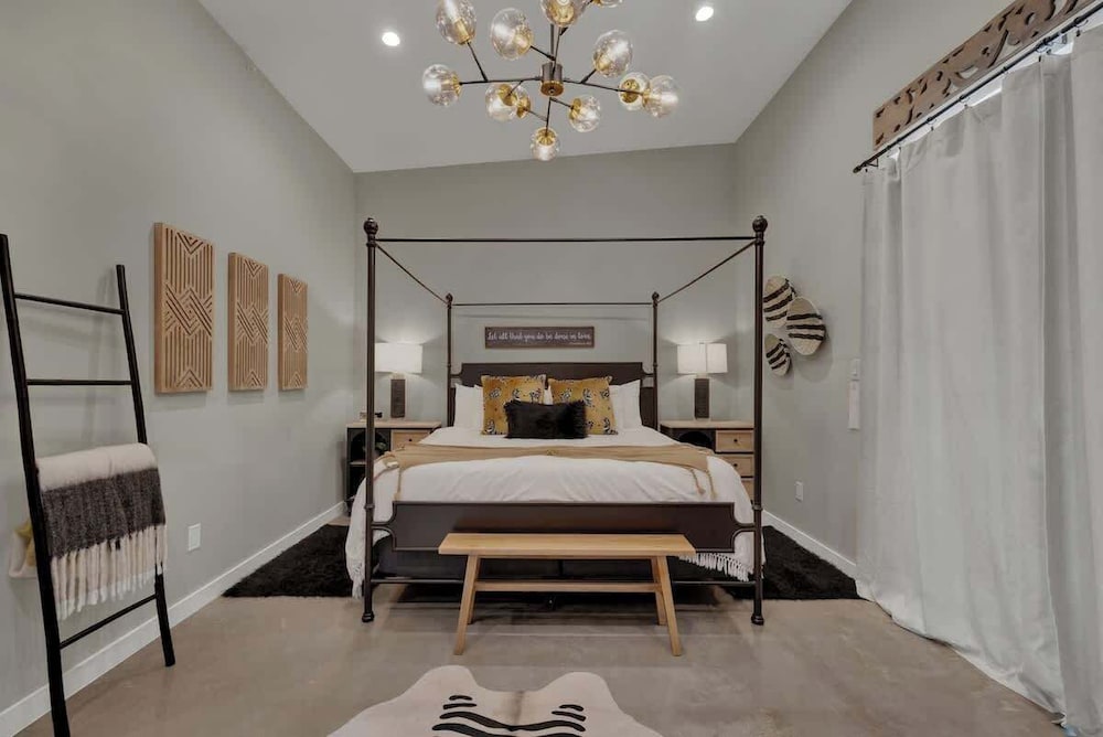 Pop 4 W/hot-tub + Close to Main St
