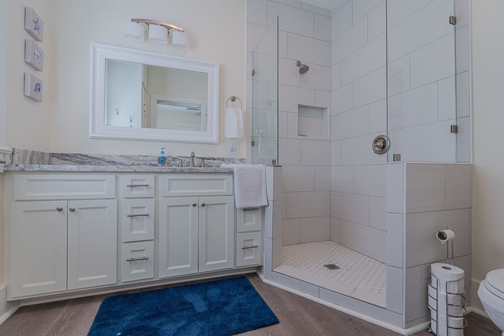 Uptown Cottage 2 Minutes to The Strand and Utmb