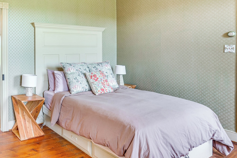 8 Mi to Reading: Spacious Farmhouse Retreat!