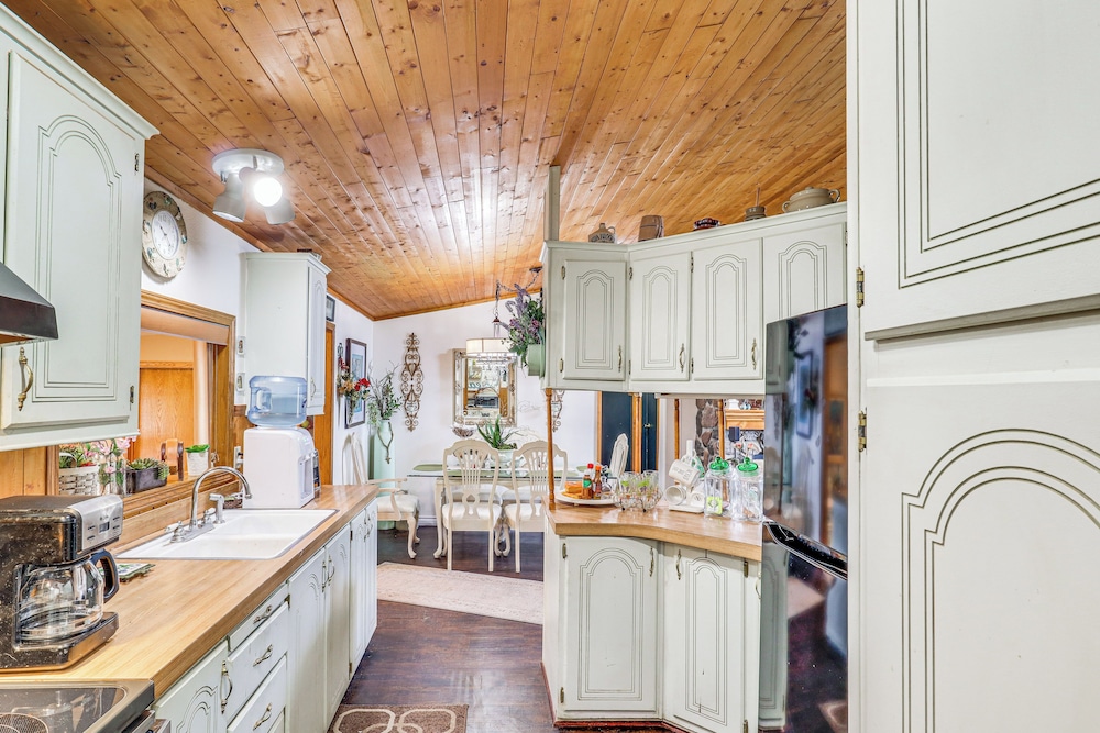 Quiet Dolan Springs Home w/ Patio, Mountain Views!