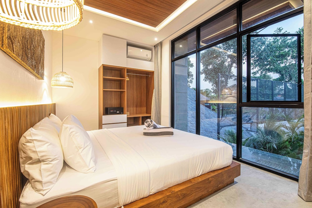 Opulent 5BR Modern Villa 400m From the Ocean