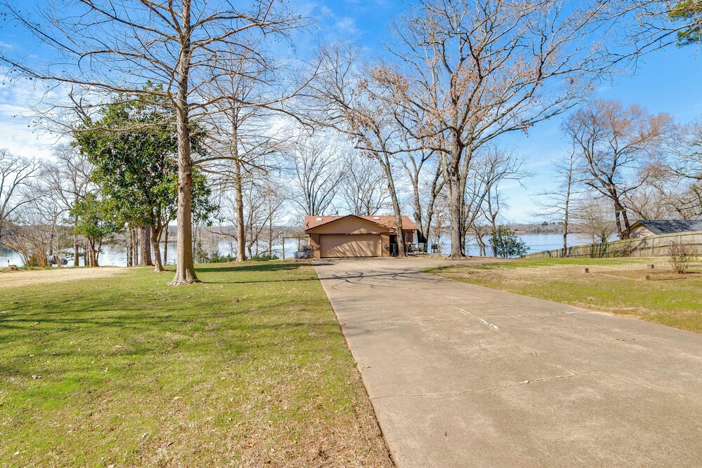 Winnsboro Lake Retreat: On-site Swimming & Fishing