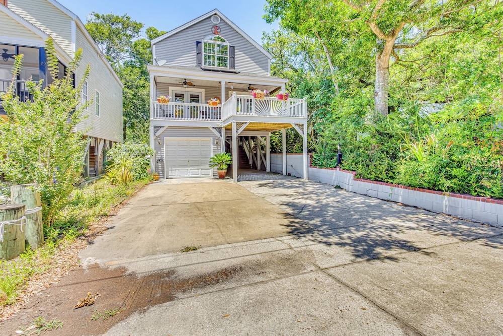 1/2 Mi to Ocean: Sunny Surfside Beach Escape!