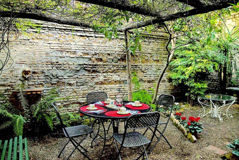Rome With a Garden Delightful 1 Bedroom Apartment With Private Garden in Historic Trastevere — Rome photo 3