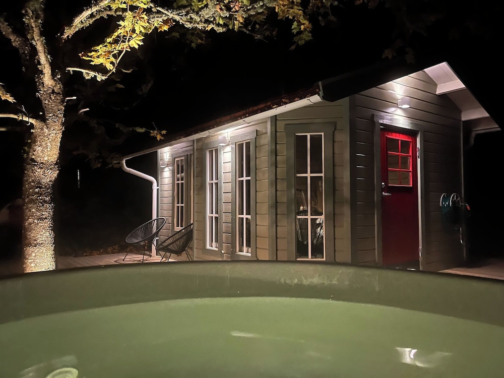 House with Hot Tub and Sauna 300 near the Lake