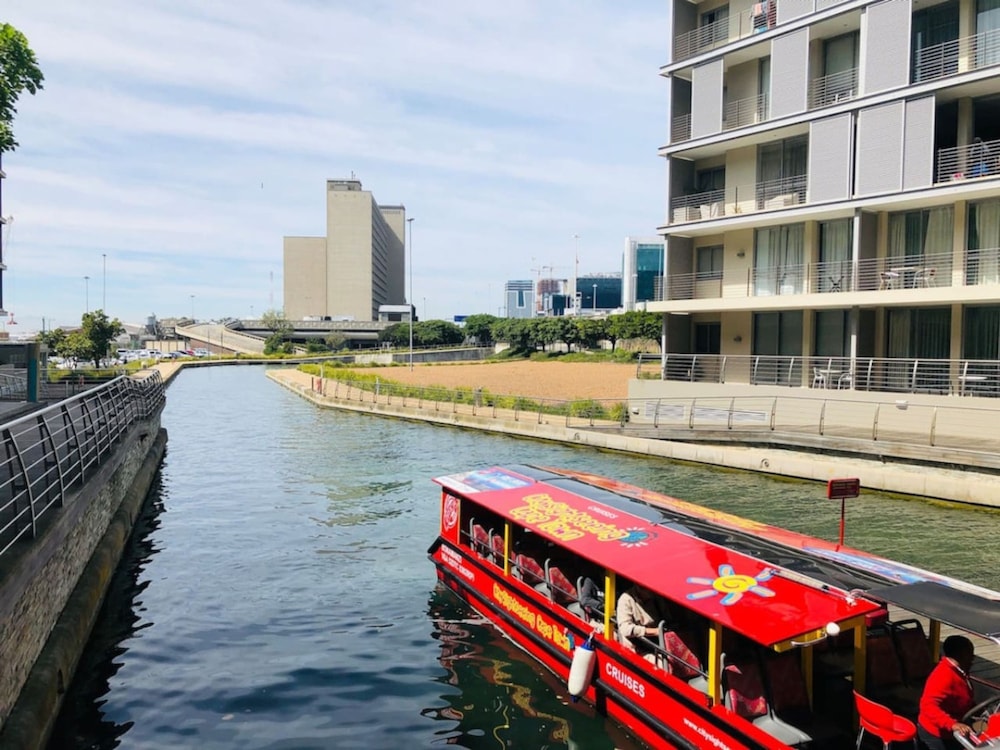 Modern 1-bed V A Waterfront Canal Harbor Views