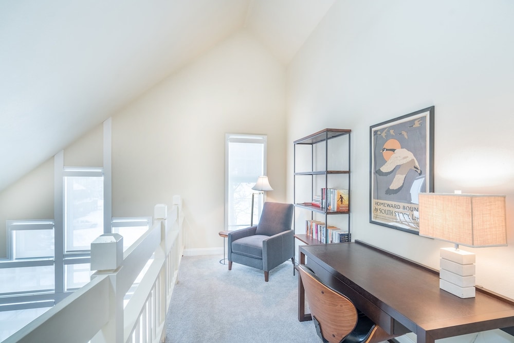 Etta Place Too 113 by Avantstay Close to Town The Slopes In Complex w Communal Pool Hot Tub