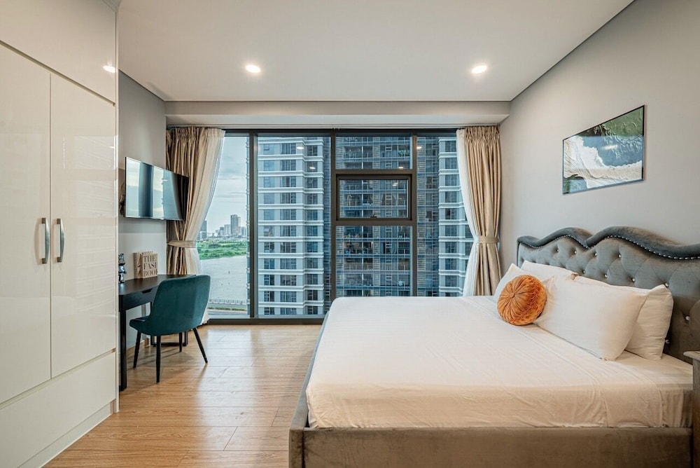 Luxury Sunwah Apartment near Landmark 81 - City View