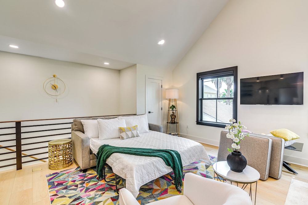 Walk to Shops & Restaurants: Chic Galveston Studio