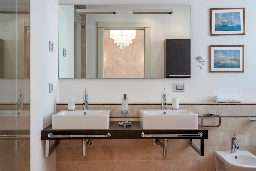 Luxury Lakefront Onassis 1 by Apt24 view 2
