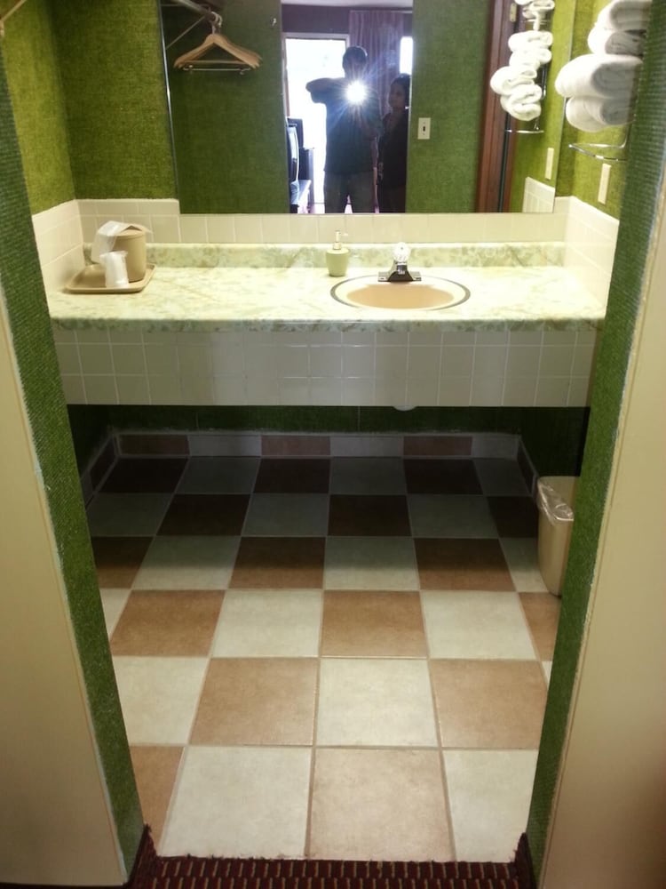 Gray Plaza Motel