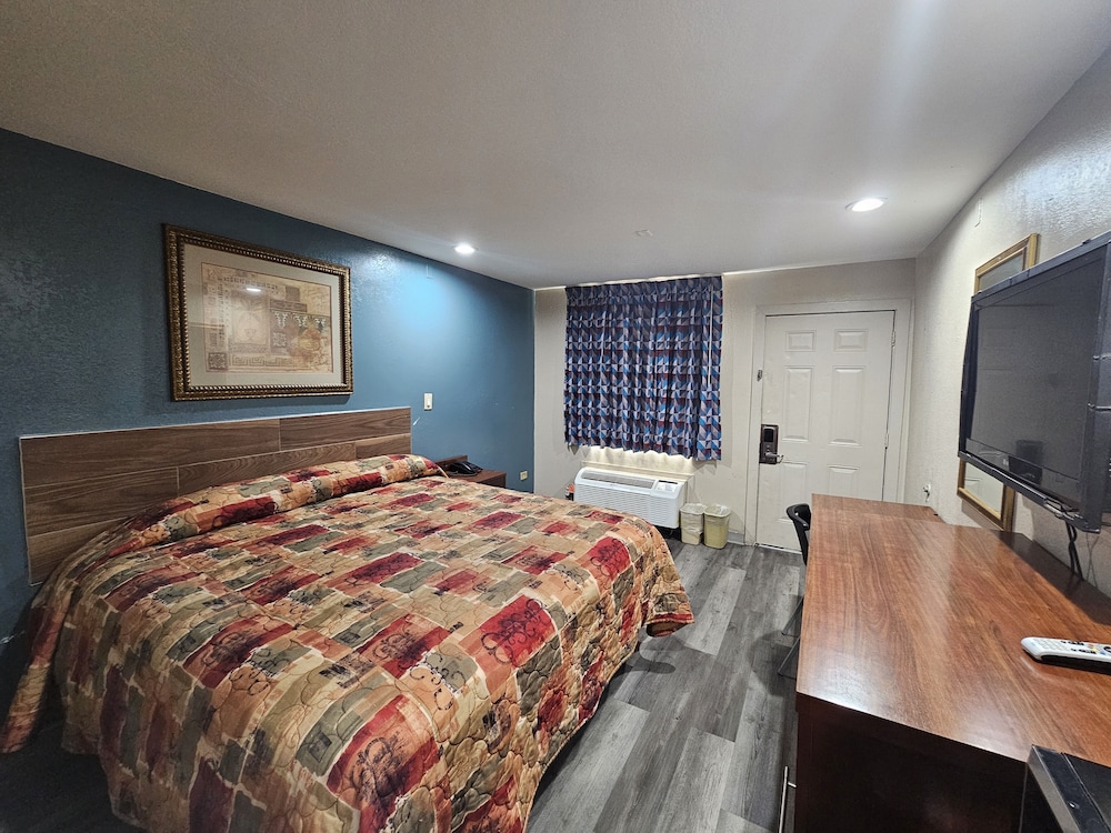 Deluxe Inn view 5
