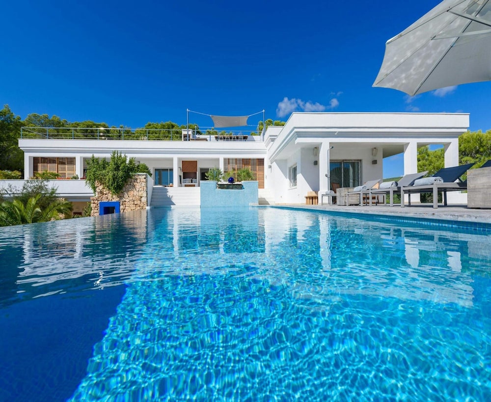 Magnificent Holiday Home With View