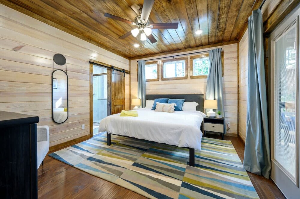 Family-friendly Broken Bow Cabin w spa Game Room