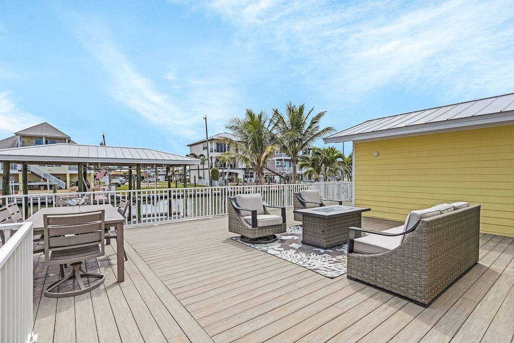 218 Oasis On Ohio: Stunning Pool Home W/ Dock Access! 3 Bedroom Home
