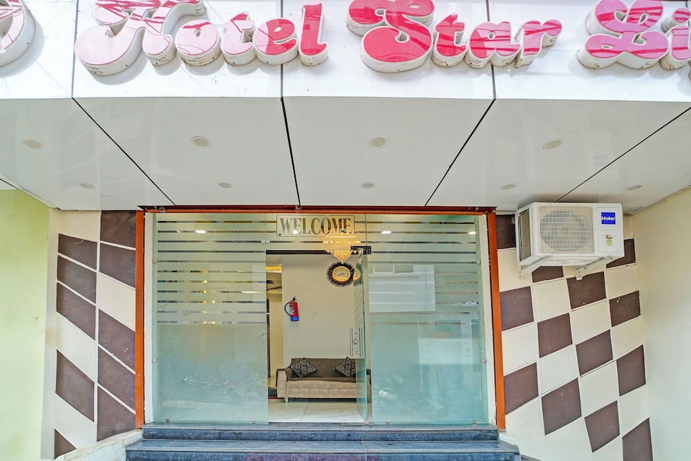 Fabhotel Starlight Inn