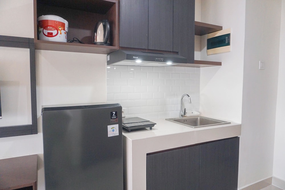 Homey Simply Studio Room At Pollux Chadstone Apartment