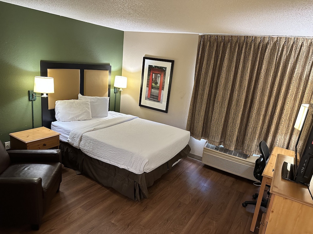 Detroit Vacations - Red Roof Inn Southfield - Property Image 2