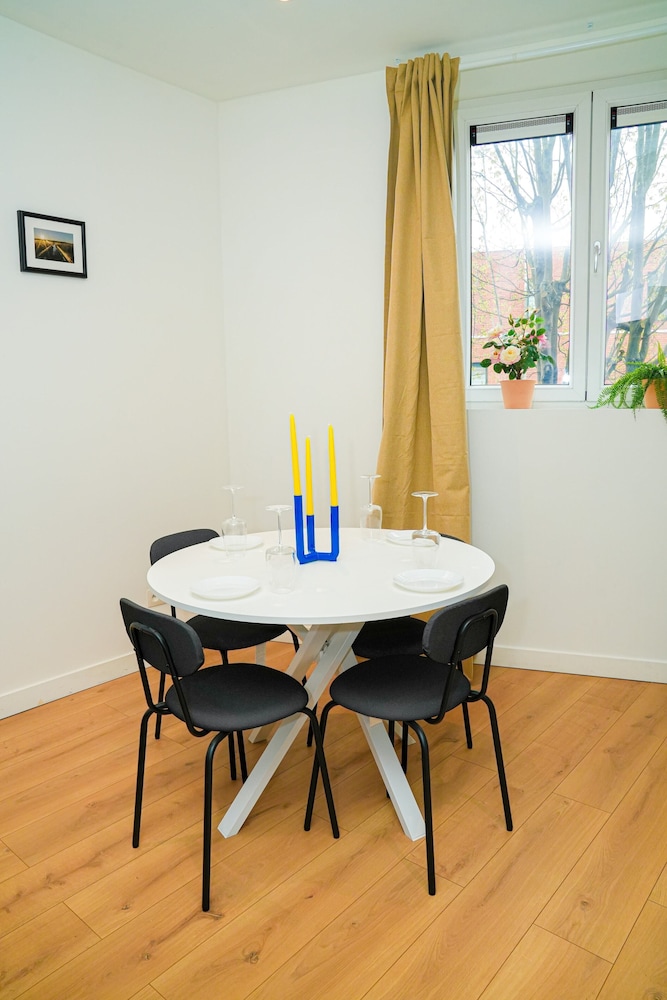 1BR Apt With Living Room Near CityArea