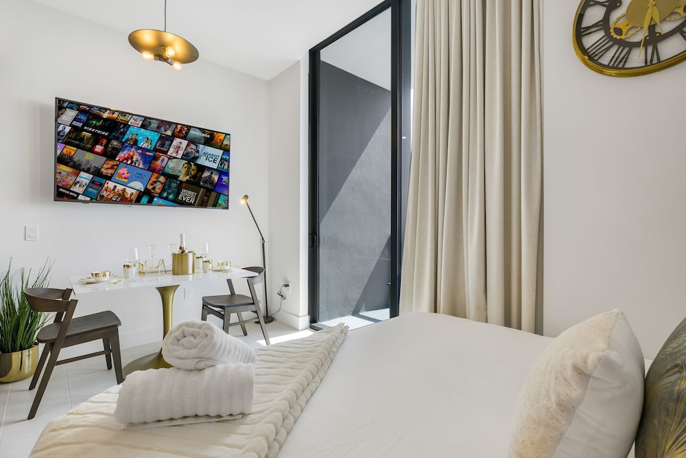 Lux Studio W City Views and Pool