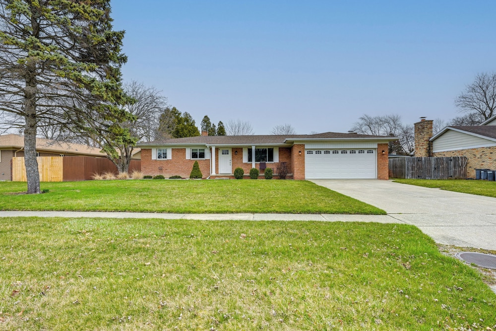 3 Mi to Dtwn Saginaw: Spacious & Updated Home!