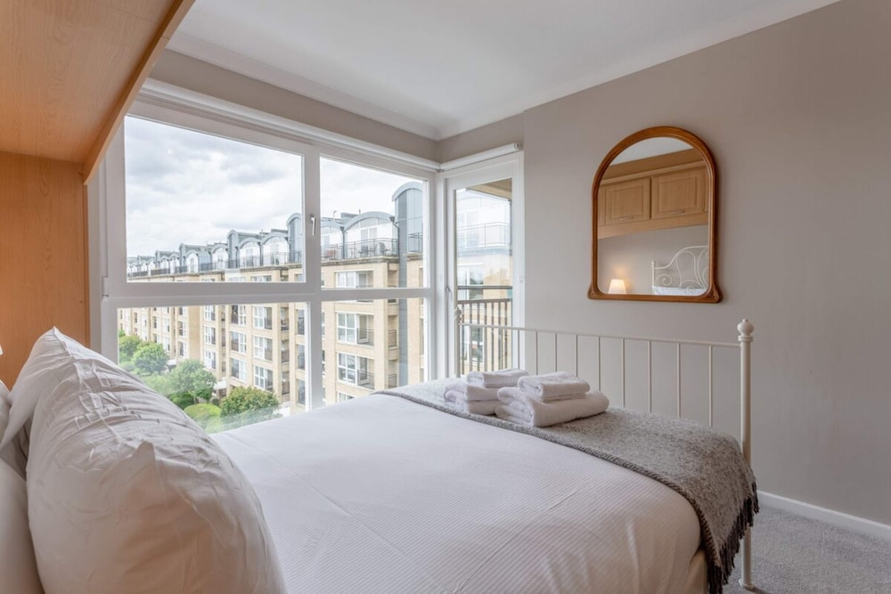 Bright, Modern One-bed With Stunning View of Thames