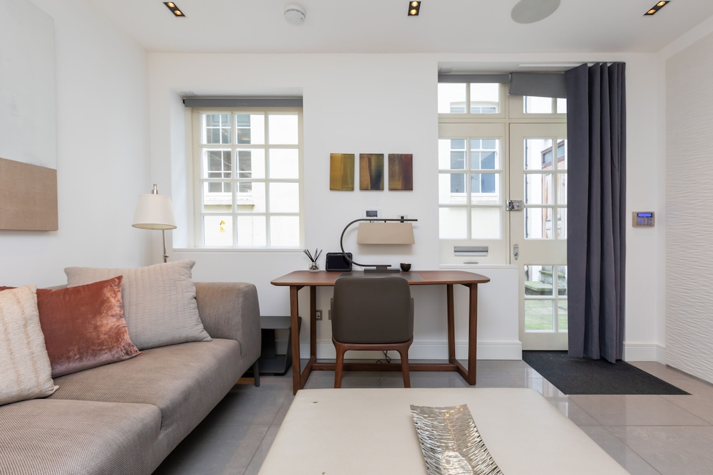 Central and Unique 1 Bedroom Mews House in Mayfair