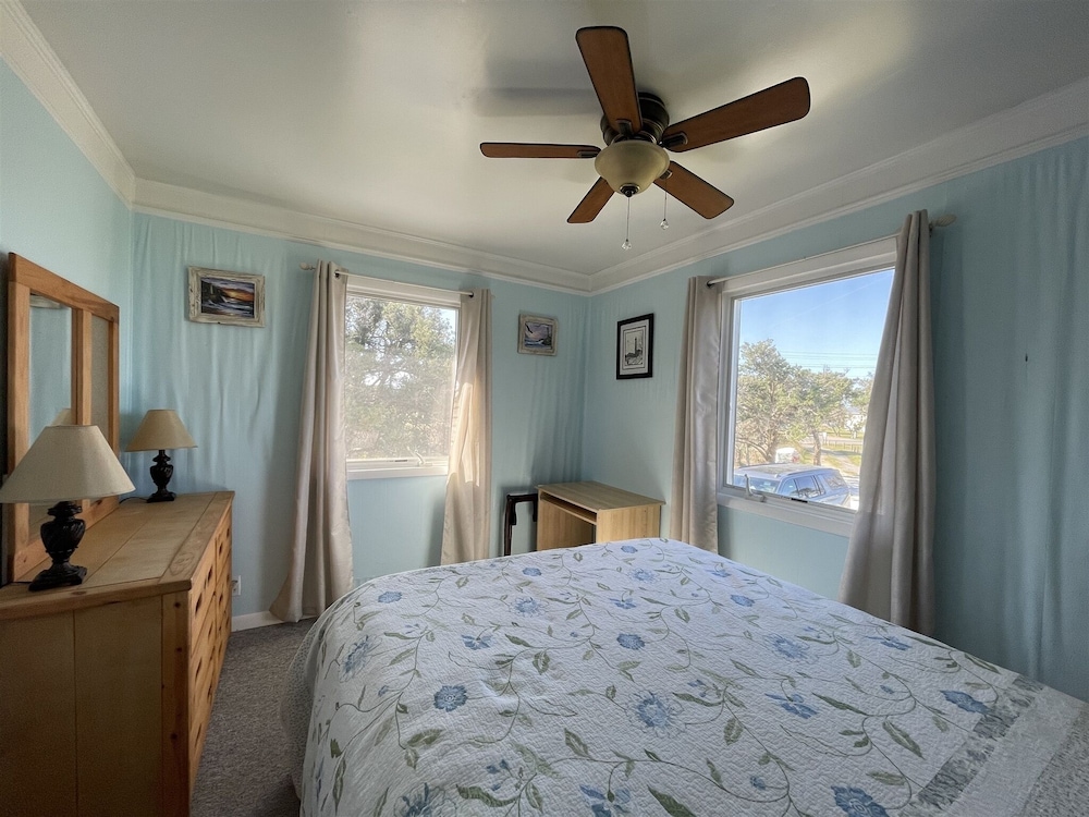 Wild N Wonderful 4 Bedroom Cottage by RedAwning