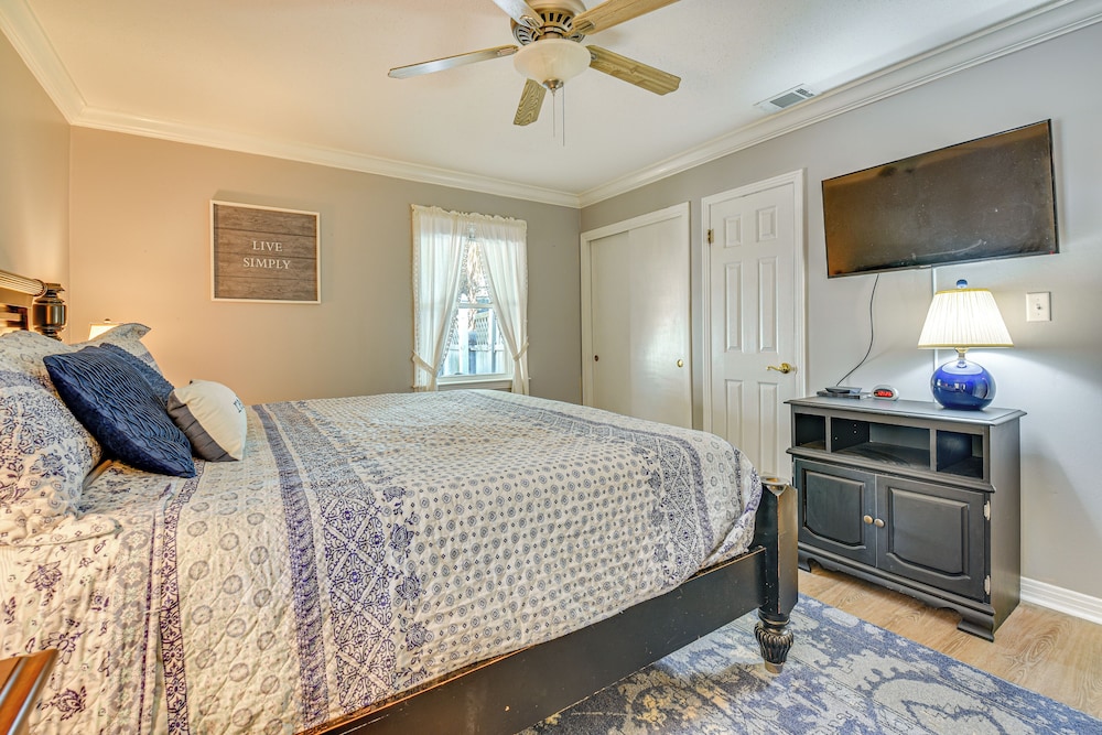 Spacious Home w/ Hot Tub in Fort Walton Beach!