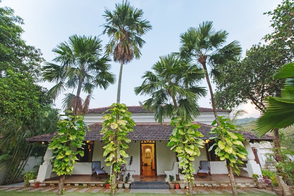 Salt by Hireavilla - 4BR w Heated Pool in Siolim