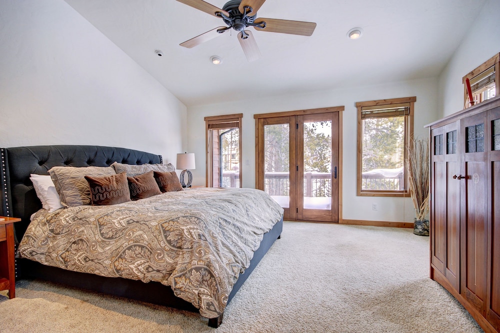 Pine Needle Lodge 5 Bedroom Home by RedAwning
