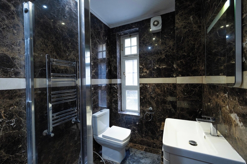 Chic London Apartment in Brown Hart Gardens
