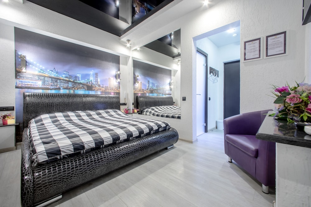 Alex Hotel on Muzhestva