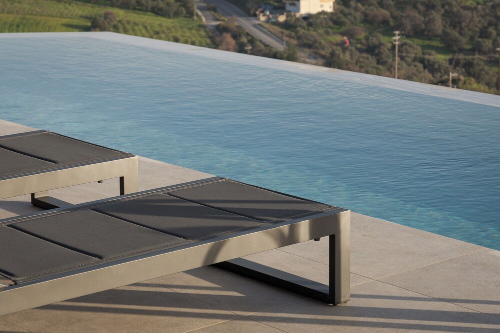 Neromai Cave Luxury Villas