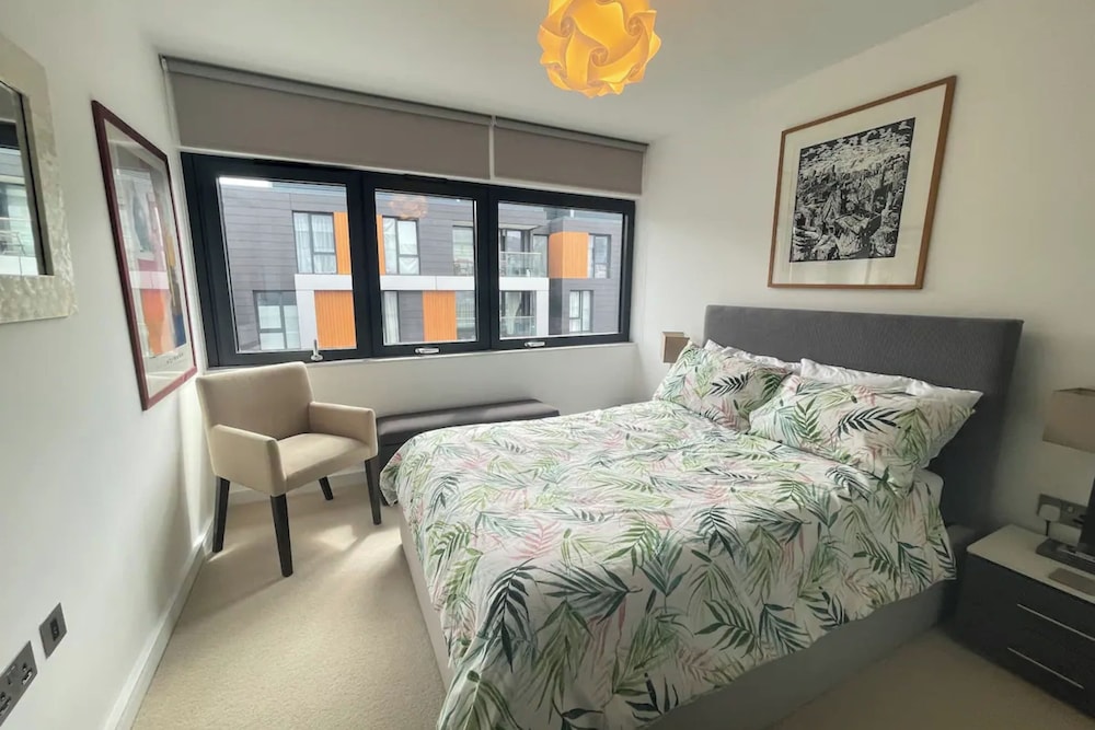 Chic 2BD Flat With Private Balcony - Greenwich