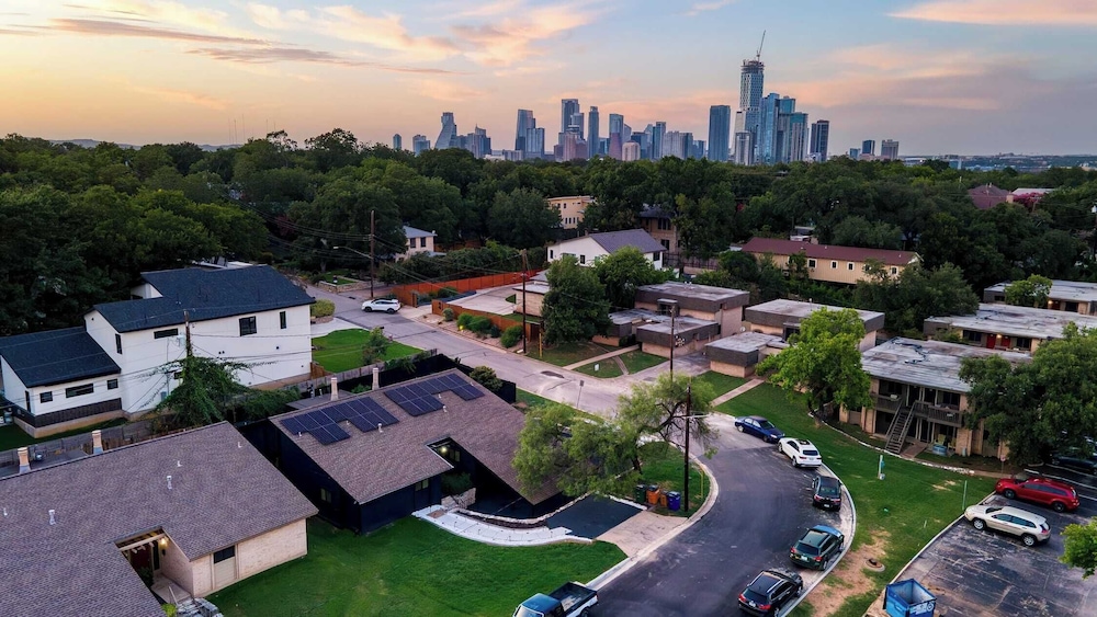 Austin Escape, Prime Location + Shared Yard Oasis Fairlawn Buyout by Avantstay