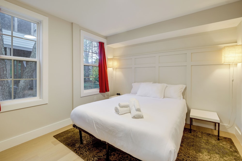 Walk to Metro & Dtwn Silver Spring! Sleek Apt