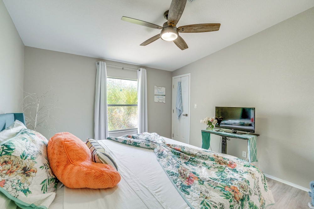 Tee Off & Soak Up Sun! Airy Englewood Gem w/ Yard