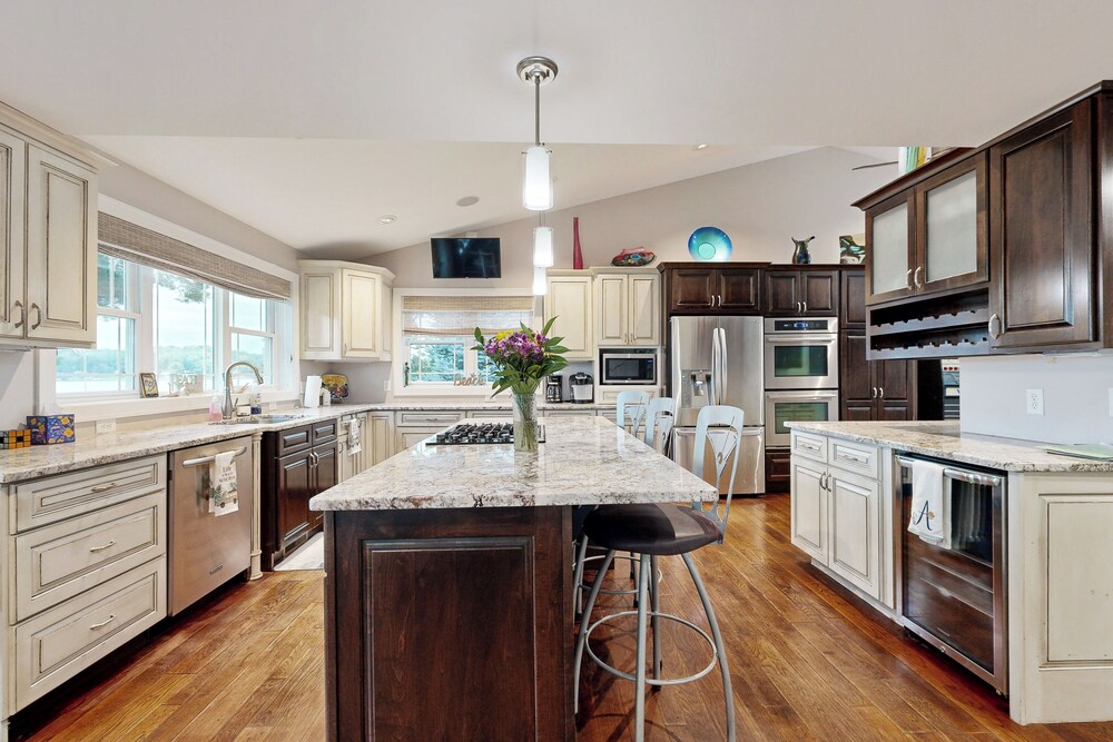 4 BR Tranquil Lakefront Retreat w/ Fire Pit