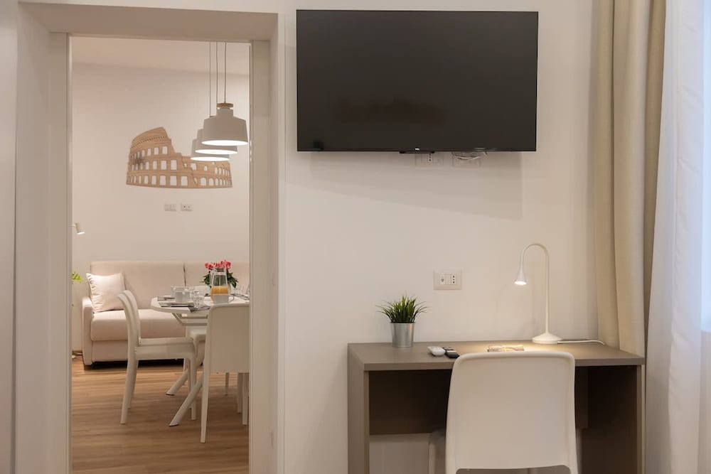 Colosseum Holidays - Three-bedroom Apartment