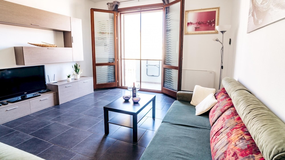 Welcomely - Senyera Apartment view 5