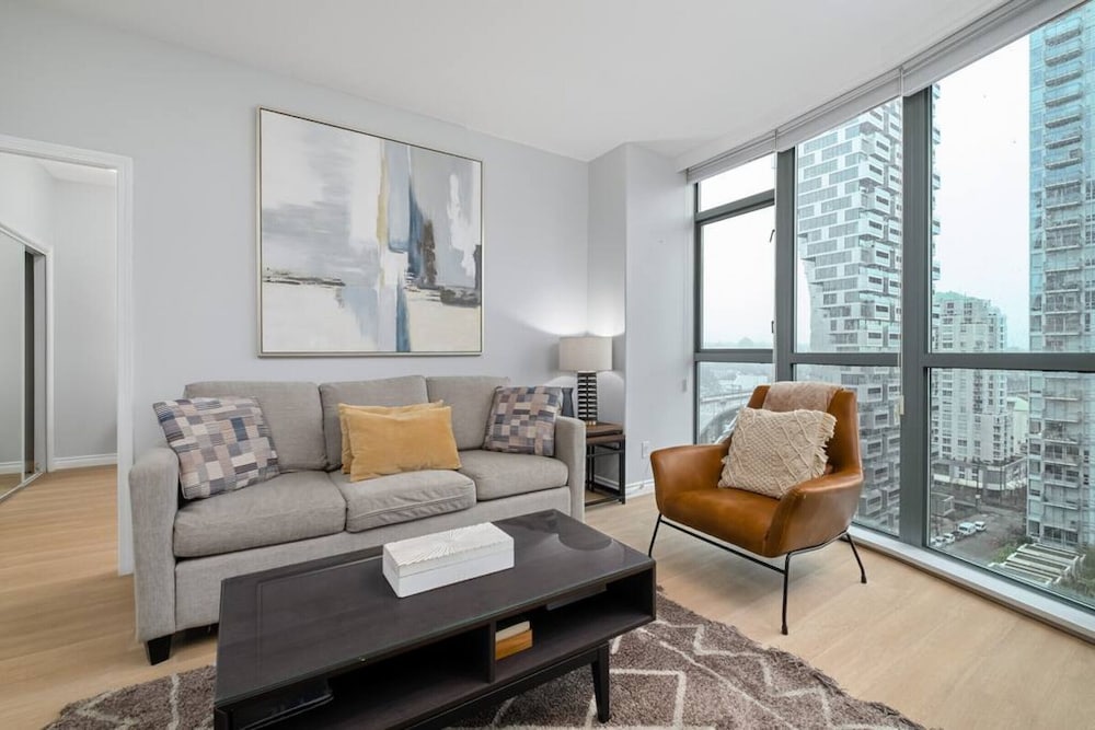 1 Bdrm With View of Ocean Very Centrally Located