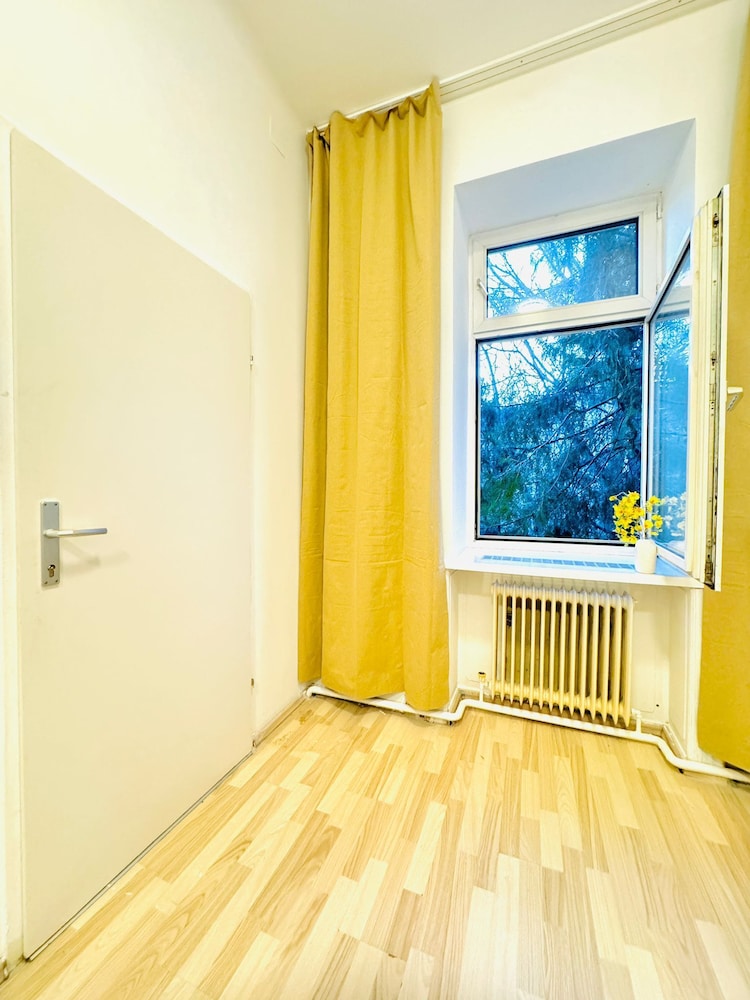 Simple 3BR Apartment for 6 FAC Platz