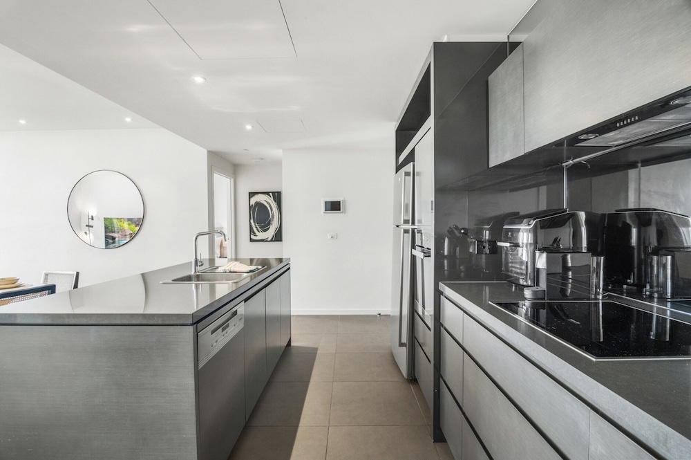 Stunning 2-bed Apartment With Water Views