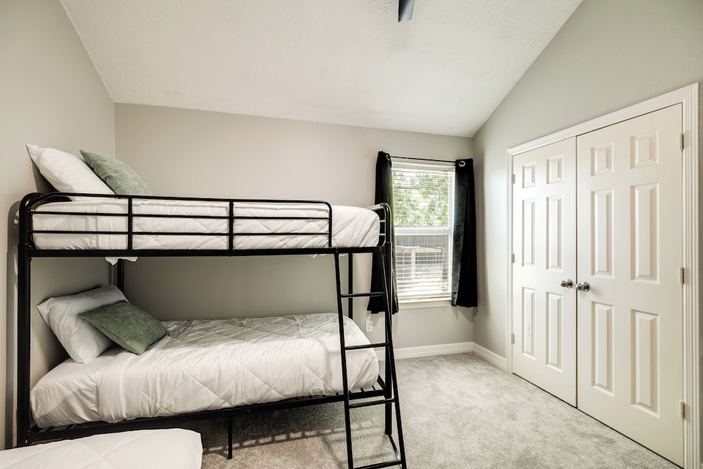 Private Acreage, Pergola & Fire Pit: Baytown Home