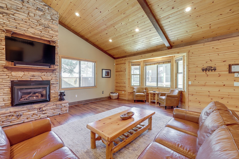 Walkable Big Bear Lake Home w/ Private Hot Tub!