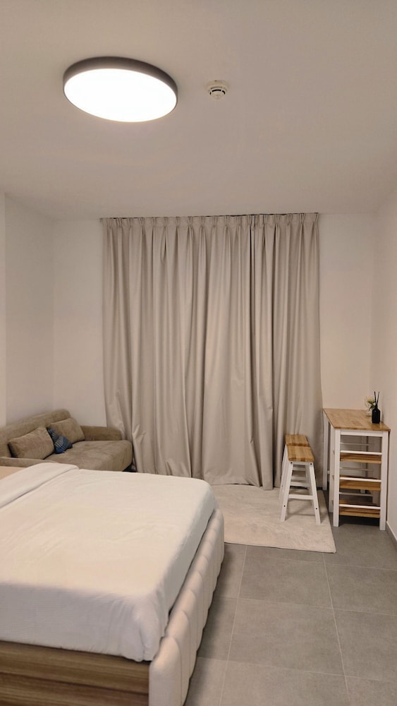 Kuro Elegant Living