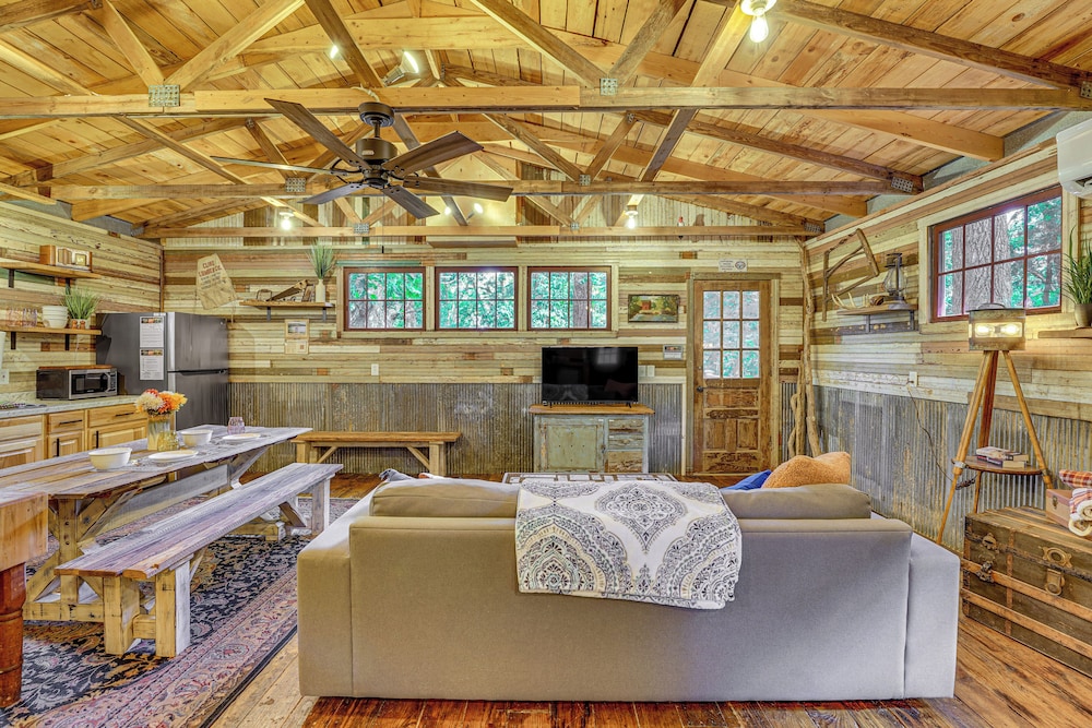 Unique Eureka Springs Cabin: Deck & Forest Views!